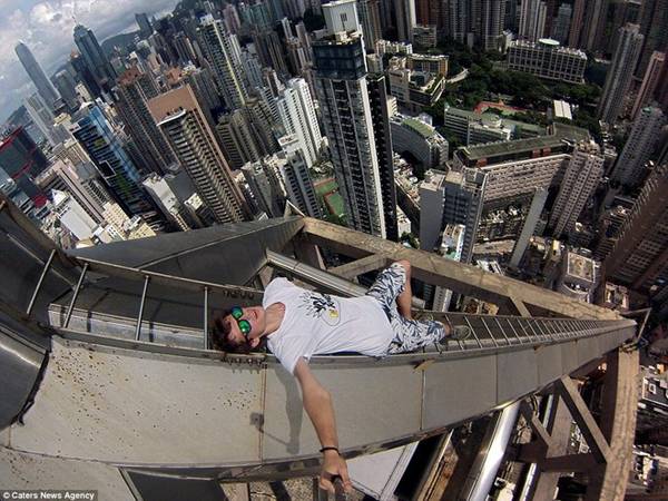 Chóng mặt với selfie từ tòa nhà chọc trời ở Hong Kong