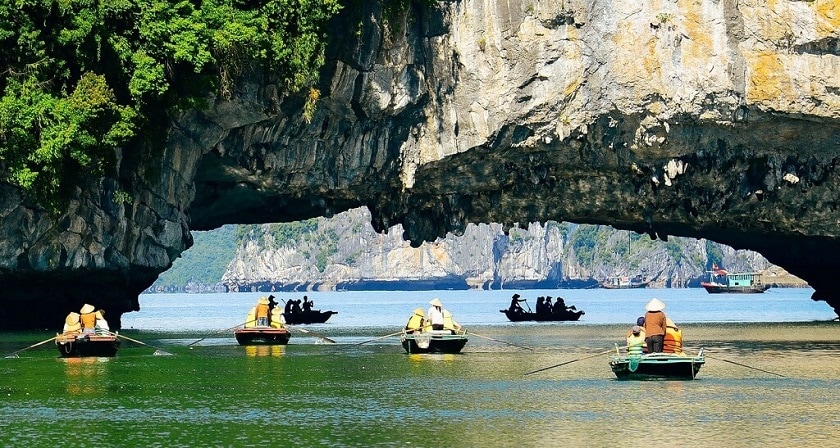 Trải nghiệm chèo thuyền Kayak khám phá vịnh Hạ Long