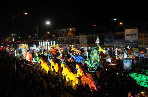 100 đèn lồng khổng lồ hội tụ ở đêm Trung thu lớn nhất Việt Nam