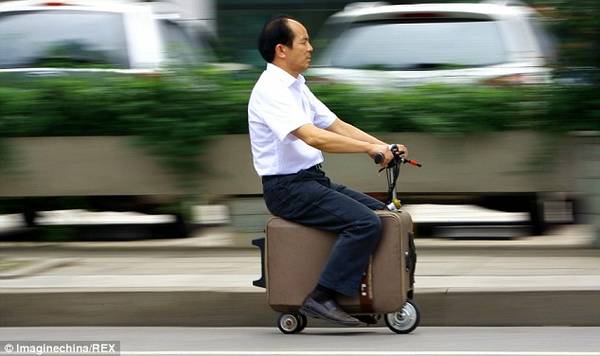 Ấn tượng với phát minh chiếc vali du lịch biết… chạy