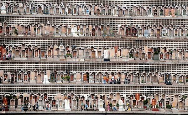 Du lịch Hồng Kông khám phá nghĩa trang bậc thang ở Pok Fu Lam