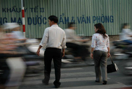 Khách Tây và chuyện ‘sang đường’ ở Việt Nam