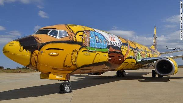 Lạ mắt với máy bay sơn Graffiti của đội tuyển bóng đá Brazil