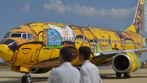 du lịch brazil, khách sạn braxin, world cup 2014, đội tuyển brazil, lạ mắt với máy bay sơn graffiti của đội tuyển bóng đá brazil
