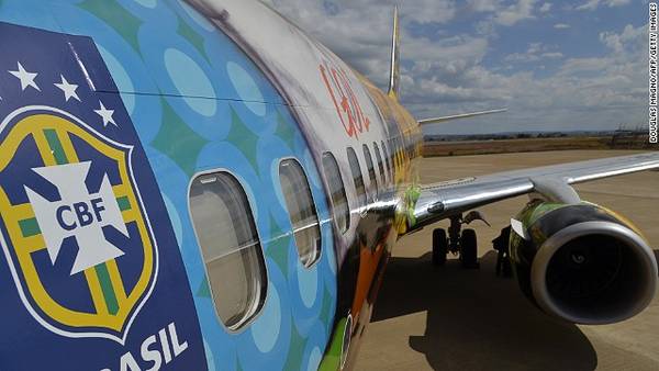 du lịch brazil, khách sạn braxin, world cup 2014, đội tuyển brazil, lạ mắt với máy bay sơn graffiti của đội tuyển bóng đá brazil