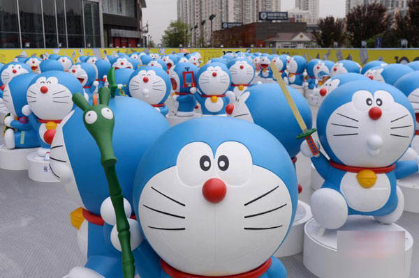 100 tượng Doraemon to bằng người thật ở Bắc Kinh