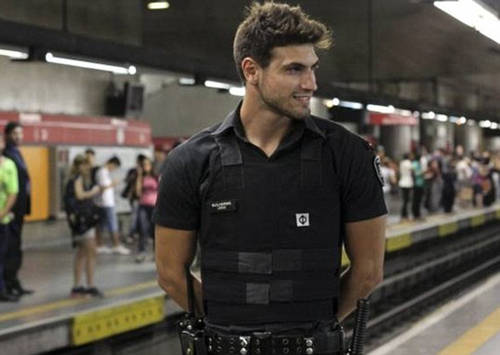du lịch brazil, du lịch sao paulo, guiherme leao, khách sạn brazil, chàng bảo vệ tàu điện ngầm đẹp trai nhất brazil