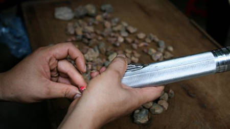 chợ đá lục yên, chợ đá quý, ở phiên chợ đá quý được bán như… rau