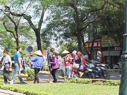 Hà Nội: Du khách chạy thục mạng vì bị “nữ quái” đeo bám