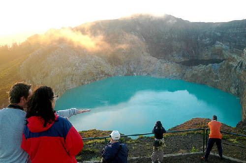 du lịch indonesia, hồ mê hoặc indonesia, hồ người già, hồ ở indonesia, hồ sinh ba, hồ sinh ba đổi màu ở indonesia