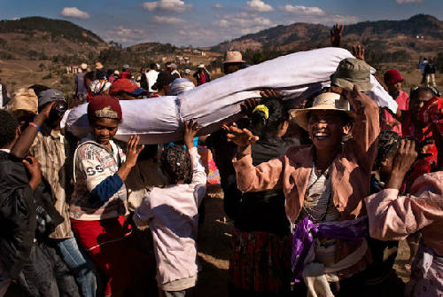 lễ famadihana châu phi, người madagascar, lễ hội đào bới xác chết ở madagascar