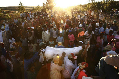 lễ famadihana châu phi, người madagascar, lễ hội đào bới xác chết ở madagascar