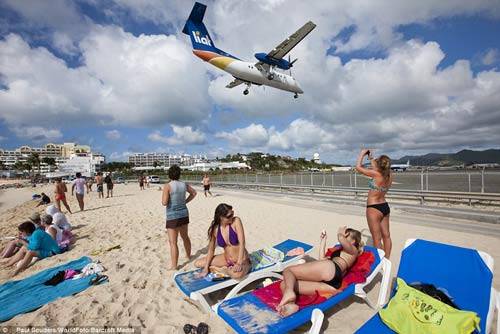 bãi biển maho, máy bay, st maarten, nơi máy bay lượn lờ sát đầu du khách