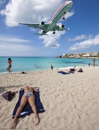 bãi biển maho, máy bay, st maarten, nơi máy bay lượn lờ sát đầu du khách