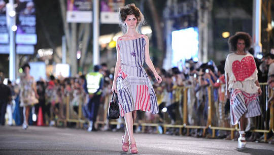 Show diễn thời trang hoành tráng tại đại lộ Orchard, Singapore