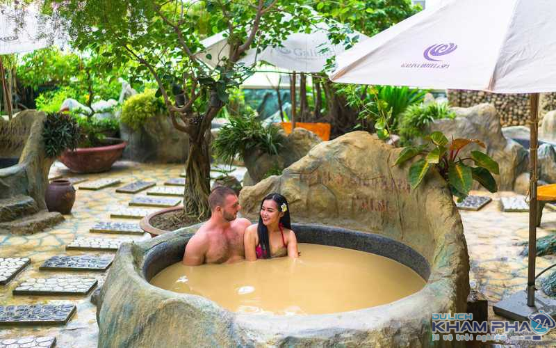 Tắm bùn “Trăm Trứng” tại khu du lịch Trăm Trứng Nha Trang