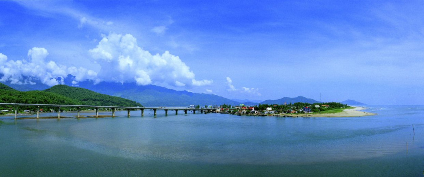Mùa nóng biển Thừa Thiên Huế thu hút du khách