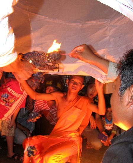 du lịch trà vinh, lễ hội ok-om-bok, văn hóa khmer, ấn tượng cảnh thả đèn gió của người khmer