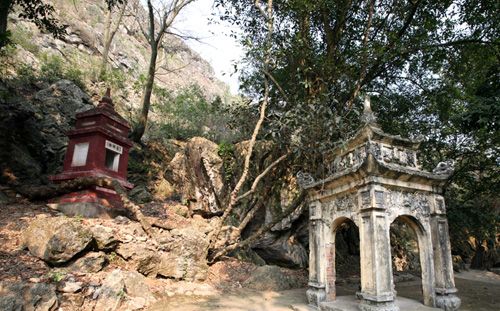 đền chùa, di sản văn hóa, di tích lịch sử, du lịch tâm linh, thắng cảnh chùa trầm giữa hà nội