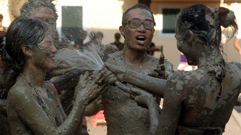 Lễ hội tắm bùn ở Việt Nam - Hấp dẫn và vui vẻ