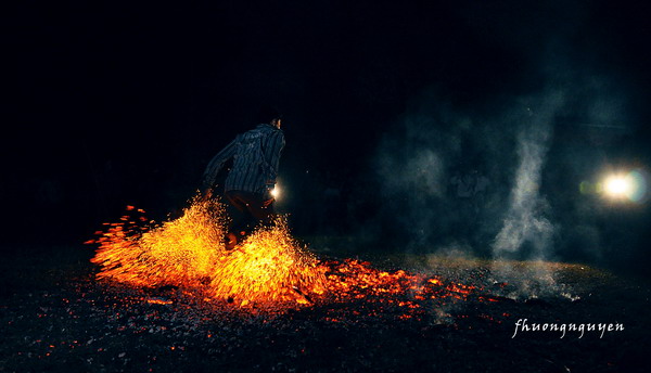 Huyền bí lễ hội nhảy lửa ở Hà Giang