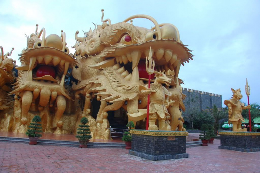 Khám phá ngôi đền dát vàng ở Việt Nam