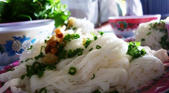 Bình Thuận - Bánh hỏi lòng heo Phú Long hấp dẫn thực khách