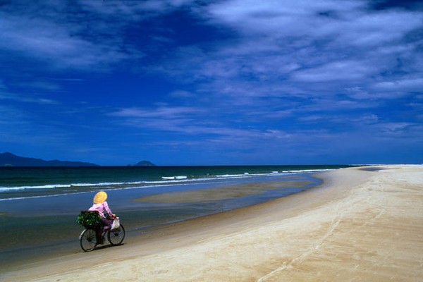 bãi biển mỹ khê đà nẵng, cầu sông hàn, chùa linh ứng đà nẵng, 7 bãi biển việt nam mà du khách quốc tế nên tới.