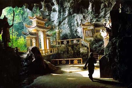 đền chùa, di sản văn hóa, du lịch tâm linh, hang tối, khám phá ninh bình, nhũ đá, chùa địch lộng