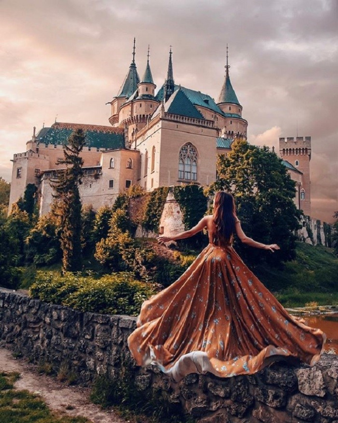 Điểm danh những lâu đài cổ ở Châu Âu xa hoa và huyền ảo ngỡ chỉ có trên phim