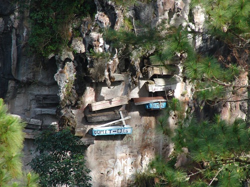 Tục treo quan tài trên vách đá và hang động ở Philippines