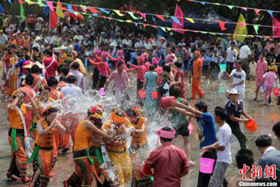 Tưng bừng lễ hội té nước tại châu Á