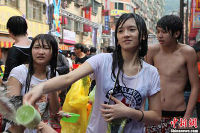 tưng bừng lễ hội té nước tại châu á