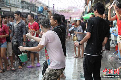 tưng bừng lễ hội té nước tại châu á
