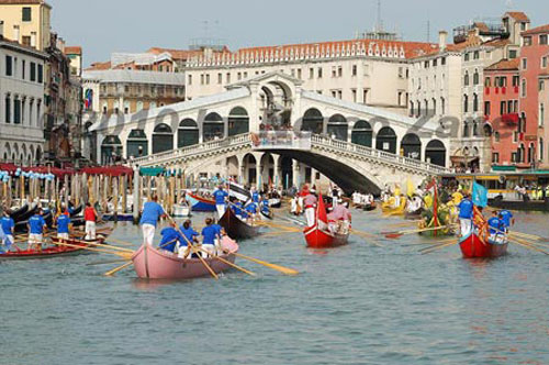 Tưng bừng lễ hội đua thuyền của quý tộc ở Venice (Ý)