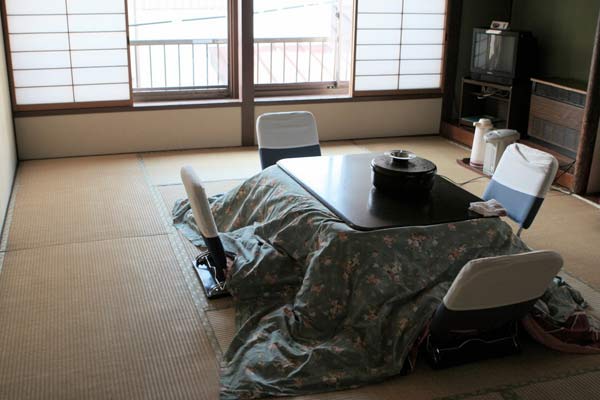 bàn kotatsu - quây quần gia đình nhật bản