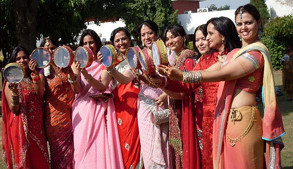 Ấn Độ ấm áp với lễ cầu an cho chồng