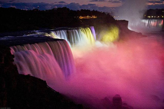 Hoa mắt với lễ hội ánh sáng ở thác Niagara