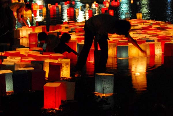 thiêng liêng lễ hội đèn lồng hiroshima
