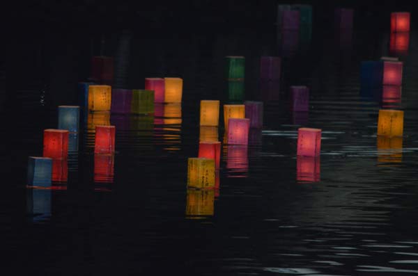 thiêng liêng lễ hội đèn lồng hiroshima