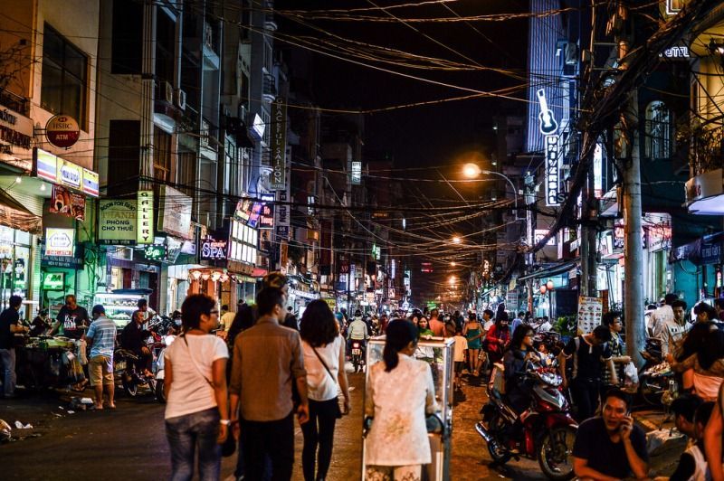 Đường phố về đêm Việt Nam là một khung cảnh đầy màu sắc và sống động. Hình ảnh này sẽ cho bạn thấy những điều tuyệt vời của đêm đô thị Việt Nam, từ những ánh đèn rực rỡ cho đến những người đi đường đang tràn đầy sức sống. Đừng bỏ lỡ cơ hội để trải nghiệm những khoảnh khắc tuyệt vời này.