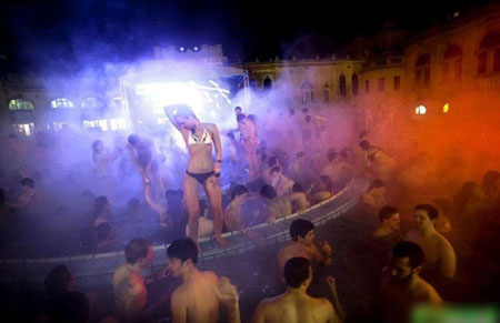 Đổ xô tới lễ hội tắm đêm ở Hungary