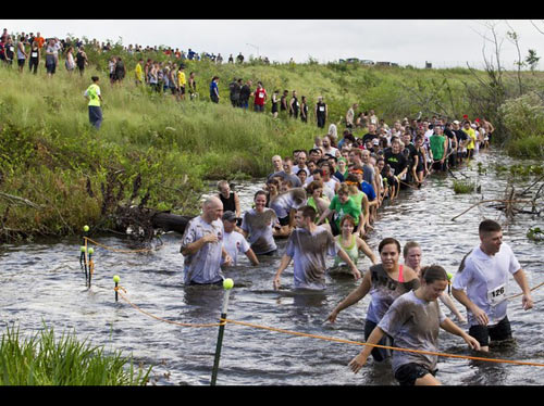 Lạ lùng lễ hội chạy đua trên bùn ở Mỹ