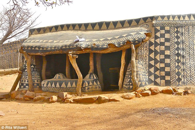 Kỳ lạ ngôi làng nhiều hoa văn ở châu Phi