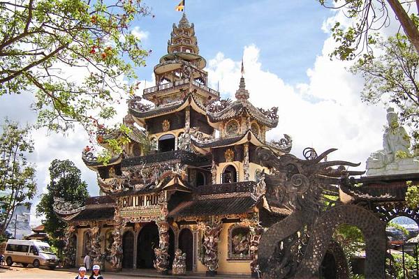 Đến với ngôi chùa đạt 7 kỷ lục Việt Nam