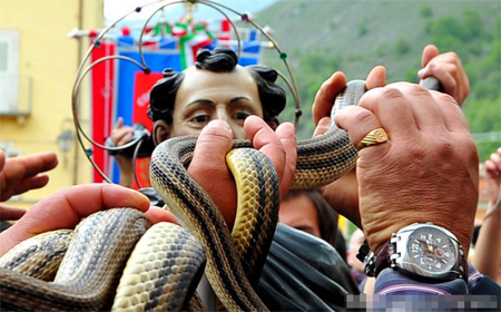 Độc đáo lễ hội rắn Cocullo ở Italy