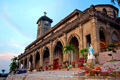 Lặng ngắm nhà thờ đá cổ kính ở Nha Trang