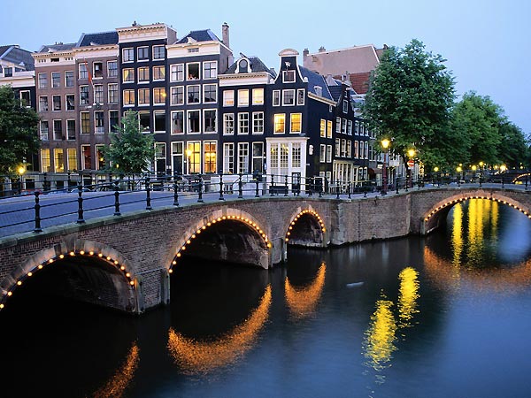 Amsterdam níu chân khách du hành