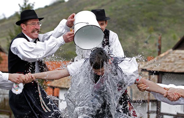 vui nhộn lễ hội dội nước vào phụ nữ ở hungary