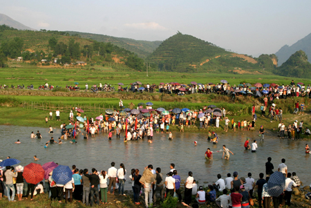 Hội té nước lấy may ở Lai Châu